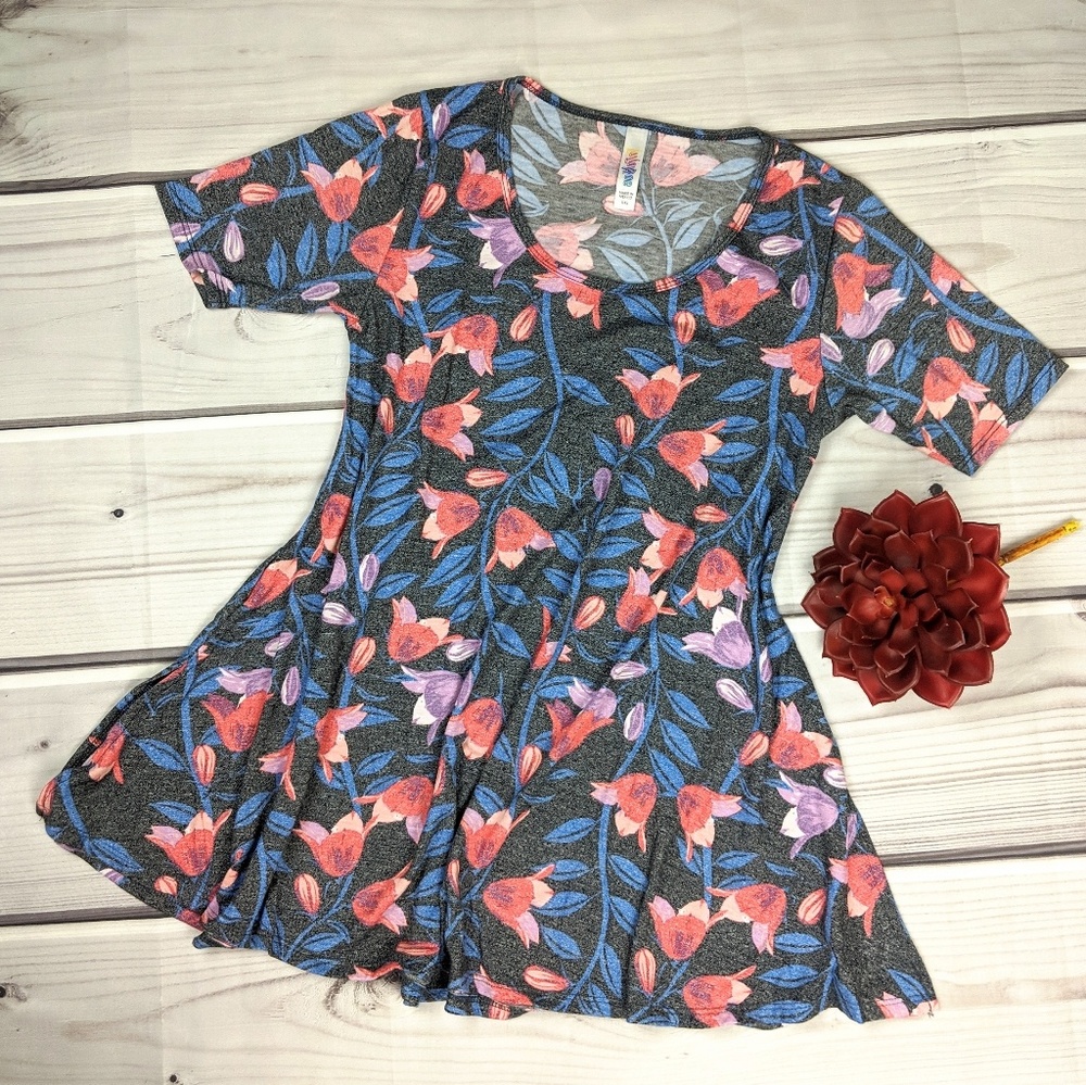 🌿 5/$15 LuLaRoe | Floral Classic Tee